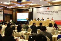 Chủ tịch HĐQT Vingroup trả lời các cổ đông. Ảnh: Bình Minh