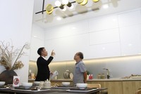 Giới thiệu với khách hàng về căn hộ mẫu. Ảnh: Bình Minh.