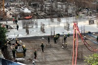 Một dự án căn hộ đang được thi công tại khu đô thị Vinhomes Smart City. Ảnh: Bình Minh.