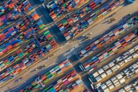 Hạ tầng phát triển là cơ hội để phía Bắc thu hút tốt dòng vốn FDI. Ảnh: Shutterstock.