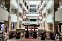 Các trung tâm thương mại là mặt bằng bán lẻ yêu thích với nhiều doanh nghiệp. Ảnh: Bình Minh.