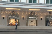 Phố Tràng Tiền, nơi hội tụ của các thương hiệu bán lẻ xa xỉ. Ảnh: Bình Minh.