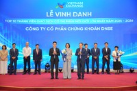 Đại diện lãnh đạo DNSE nhận vinh danh Top 10 thành viên giao dịch có thị phần môi giới lớn nhất VNX giai đoạn 2025-2026.
