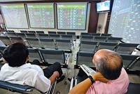 Thị trường tài chính 24h: Chứng khoán giảm nhẹ, 2 bên đều… chờ!