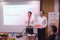 Ban tổ chức trao giải Nhất tháng 10 cho nhà đầu tư Nguyễn Hữu Thanh