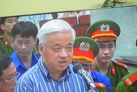 Bị cáo Nguyễn Đức Kiên trong phiên xử chiều 23/5 (ảnh chụp qua màn hình)