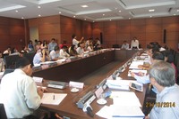 Ngày 21/10, các đại biểu thảo luận tại tổ về tình hình kinh tế xã hội 2014 và nhiệm vụ 2015 - Ảnh: Bùi Trang