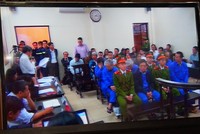 Chiều 1/12, Nguyễn Đức  Kiên tiếp tục bị cách ly khi Hội đồng xét xử thẩm vấn (Ảnh chụp qua màn hình)