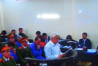 Bị cáo Nguyễn Đức Kiên đọc bản trình bày trước tòa (ảnh chụp qua màn hình)