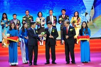 Ông Lê Văn Thanh, Tổng giám đốc CTCP Tôn mạ VNSteel Thăng Long nhận giải Thương hiệu quốc gia 2016. Ảnh Dũng Minh