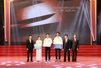 Đại diện Tập đoàn GFS trao giải cho các em học sinh