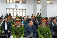 Bị cáo Hà Văn Thắm (ngồi giữa hàng đầu) tại tòa