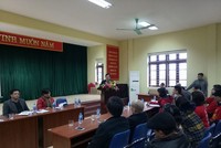 Ông Nguyễn Hoàng Giáp, Phó Chủ tịch UNND quận Đống Đa trao đổi với người dân