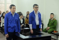 Bị cáo Võ Quang Huy (trái) và bị cáo Từ Thành Nghĩa (phải) tại phiên tòa