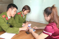 Đối tượng Nguyễn Thị Thu Hương tại cơ quan công an