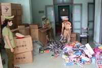 Lực lượng chức năng tỉnh Quảng Bình kiểm đếm số lô hàng không rõ nguồn gốc.
