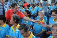 Ông Trầm Bê đi từ thiện cùng Sacombank