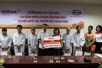 HDBank tặng 200 triệu đồng cho bệnh nhân có hoàn cảnh khó khăn tại Viện Huyết học Truyền máu Trung ương