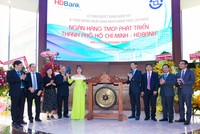 Cổ phiếu HDB tăng sát trần trong phiên đầu chào sàn HOSE