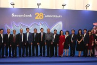 Ông Đặng Văn Thành chụp ảnh với lãnh đạo Sacombank và quan khách tại lễ kỷ niệm. 