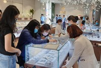 Khách hàng mua vàng và trang sức tại cửa hàng của PNJ