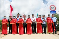 Nguyên Uỷ viên Bộ chính trị, nguyên Chủ tịch nước CHXHCN Việt Nam - ông Trương Tấn Sang, Ban lãnh đạo Vietbank, cùng lãnh đạo địa phương cắt băng khánh thành cầu.