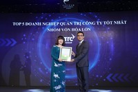 Bà Huỳnh Bích Ngọc – Chủ tịch HĐQT SBT nhận giải Top 5 Doanh nghiệp QTCT tốt nhất nhóm vốn hóa lớn