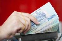 Lãi suất tiết kiệm kỳ hạn dài vượt 7%/năm