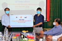 Đại diện Công ty cổ phần Khu công nghiệp Thành Thành Công (áo xanh nhạt) trao biểu trưng tặng máy xét nghiệm Real-time PCR cho lãnh đạo Sở Y tế Tây Ninh