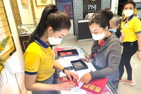 Khách hàng tranh thủ mua vàng cầu may trong ngày vía Thần Tài