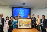 Bà Huỳnh Bích Ngọc - Chủ tịch HĐQT (thứ 4 từ trái sang) và bà Đặng Huỳnh Ức My - Phó chủ tịch HĐQT (thứ 3 từ trái sang) và các Lãnh đạo cấp cao của SBT trong buổi làm việc chính thức với Đại diện Chính quyền bang Queensland, Úc.