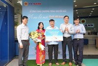 VietBank trao 1 tỷ đồng cho khách hàng trúng giải đặc biệt chương trình "Vi vu hè mới - Quà tới trao tay"