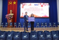 Ông Đặng Hồng Anh, Chủ tịch Hội Doanh nhân trẻ Việt Nam, Phó Chủ tịch Tập đoàn TTC trao tặng bảng biểu trưng tài trợ