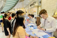 Khách hàng tranh thủ mua vàng cầu may ngày vía Thần Tài 