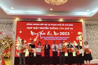 Bà Huỳnh Bích Ngọc - Phó Chủ tịch Thường trực Tập đoàn TTC (thứ 3 từ trái sang) là một trong những cá nhân đã được vinh dự đón nhận bằng khen của UBND tỉnh Bến Tre