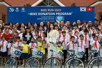 Đệ nhất phu nhân Hàn Quốc Kim Keon Hee dự sự kiện trao tặng xe đạp cho trẻ em tại Làng trẻ em SOS.