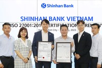 Ngân hàng Shinhan Việt Nam nhận chứng chỉ ISO 27001:2013 về an toàn thông tin từ viện tiêu chuẩn Anh