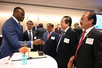 Phó chủ tịch UBND tỉnh Long An Nguyễn Minh Lâm trao đổi với ông Toks Omishakin, Bộ trưởng Giao thông - Vận tải bang California.