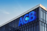 Đại diện KPMG trao thư xác nhận hoàn thành dự án cho ACB
