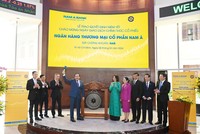 Nghi lễ đánh cồng - báo hiệu giờ giao dịch chính thức đầu tiên của cổ phiếu NAB trên HOSE