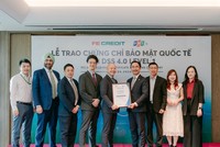 Ban lãnh đạo FPT IS trao chứng nhận PCI DSS 4.0 – Level 1 đến Ban lãnh đạo FE CREDIT. Ảnh: FE CREDIT.