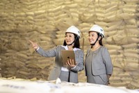 Hai mẹ con bà Huỳnh Bích Ngọc (trái) và bà Đặng Huỳnh Ức My