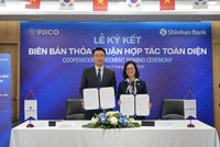 Ông Ryu Je Eun - Phó Tổng Giám đốc Ngân hàng Shinhan Việt Nam và Bà Nguyễn Thị Hương Giang - Tổng Giám đốc Công ty CP Bảo hiểm Petrolimex tại buổi lễ ký kết hợp tác