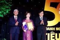 Bà Đặng Thu Thủy, Thành viên HĐQT ACB, đại diện ngân hàng lên nhận giải