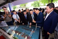 Phó Thủ tướng Hồ Đức Phớc trải nghiệm các tính năng thanh toán mới tại Ngày hội không tiền mặt diễn ra sáng 14/6 ở TP.HCM. 