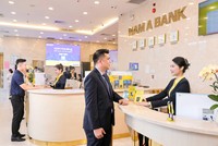 Khách hàng giao dịch tại Nam A Bank.