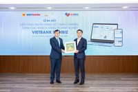 Ông Phạm Linh – Phó tổng giám đốc Vietbank (trái) trao quà lưu niệm cho ông Nguyễn Hữu Phúc - Phó tổng giám đốc VNPAY (phải) tại buổi lễ