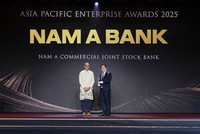 Ông Hà Huy Cường – Phó Tổng giám đốc Nam A Bank (bên phải), nhận giải thưởng.