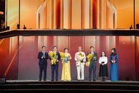 Bà Cao Thị Ngọc Dung (áo dài vàng) nhận bằng khen và cúp vinh danh từ BTC. Ảnh: Yến Linh