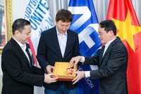 Đại diện PNJ và báo Tuổi Trẻ trao tặng tấm HCV 33 chỉ vàng 24K cho HLV Kim Sang Sik. Ảnh: Nam Trần.